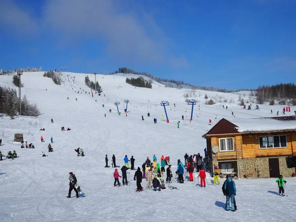 Inclinação Estância Esqui Com Teleférico Atletas Com Esquis Snowboards Dia — Fotografia de Stock