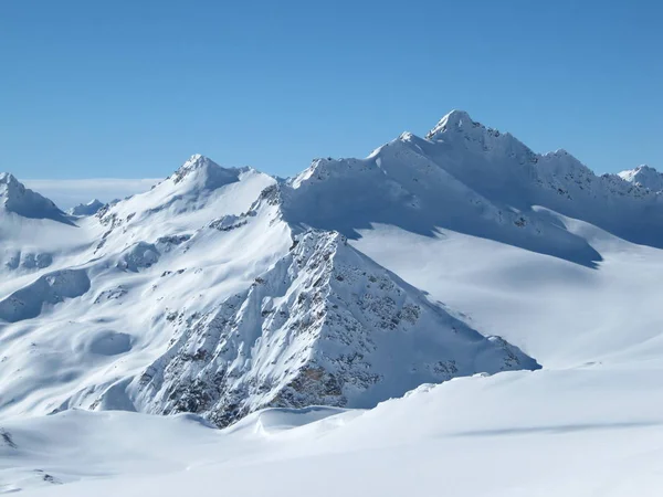 Sehr Schöne Aussicht Auf Die Schneebedeckten Berge Bei Klarem Sonnigem — Stockfoto