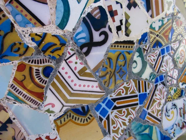 西班牙巴塞罗那Antoni Gaudi设计的Park Guell彩色陶瓷台面的细节 — 图库照片
