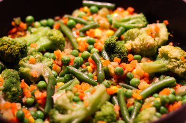 Meksika karışımı. Renkli sebze Sizzling tavada kızarmış: brokoli, Mısır, bezelye.