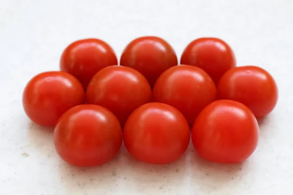 Cherry Tomaten Stapelen Geïsoleerd Tabel — Stockfoto