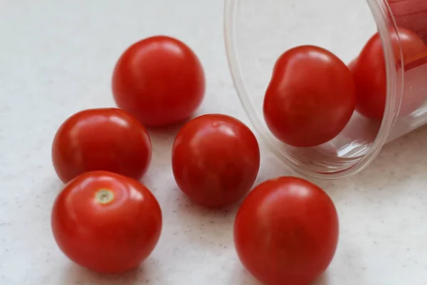 Vários Tomates Cereja Maduros Vermelhos Rolados Fora Vidro Transparente Plástico — Fotografia de Stock