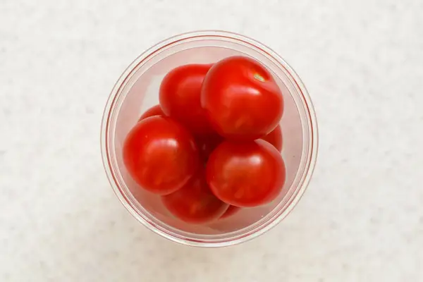 Κάτοψη Του Αρκετά Φωτεινά Κόκκινα Ώριμα Ντοματίνια Ένα Πλαστικό Διαφανές — Φωτογραφία Αρχείου