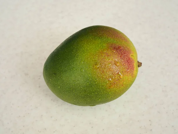 Dojrzałe Mango Świeże Owoce Pokryte Kroplami Wody Leży Stole — Zdjęcie stockowe