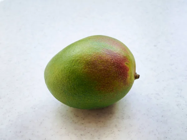 Une Grande Mangue Verte Rouge Est Sur Table Blanche — Photo