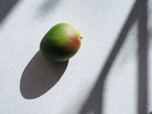 Mehrfarbige Mangofrüchte Auf Einem Hintergrund Aus Monochromen Schatten — Stockfoto