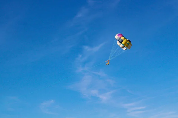 Parasailing Vodní Zábavu Létání Padáku Lodí Letní Dovolenou Moře Letovisku — Stock fotografie