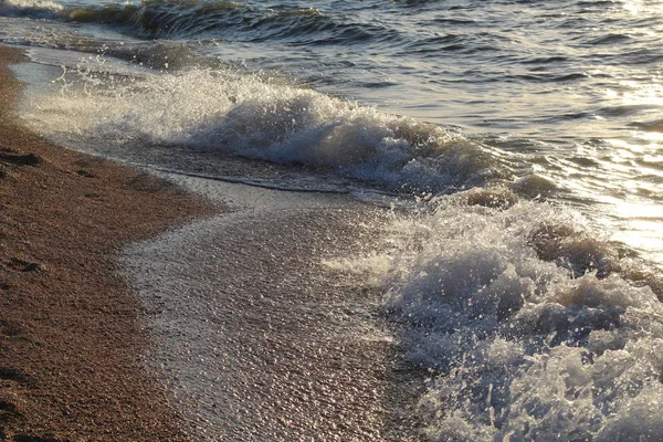 Spruzzi Onde Sulla Spiaggia Della Costa Del Mare Tramonto — Foto Stock