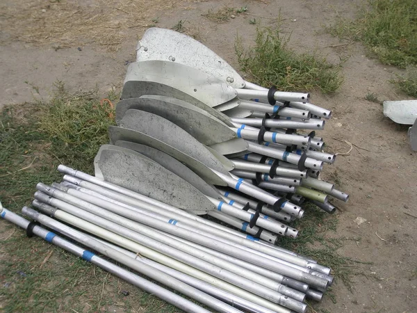 Remos de alumínio de caiaques são desmontados na praia . — Fotografia de Stock