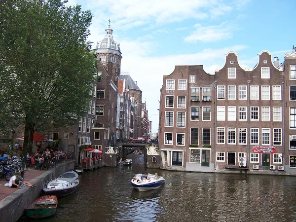 Kanalutsikt från bron på Amsterdams huvudgata,. — Stockfoto