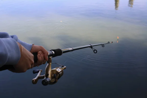 Menina Segurando Uma Vara Pesca Com Duas Mãos Para Pegar — Fotografia de Stock