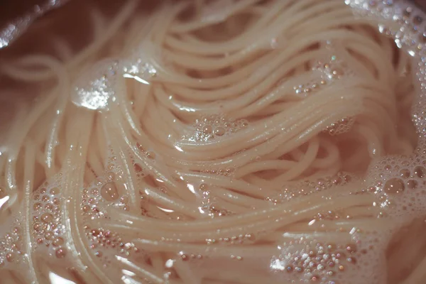 Zbliżenie Spaghetti Gotowane Wrzącej Wody Garnku — Zdjęcie stockowe