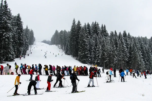 Eine Riesige Schlange Von Skifahrern Skilift Auf Dem Hintergrund Der — Stockfoto