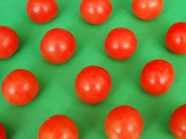 Varios Tomates Cereza Color Rojo Brillante Ordenados Por Fondo Verde —  Fotos de Stock