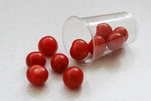 Több Fényes Vörös Érett Cseresznye Paradicsom Gördült Műanyag Átlátszó Csomag — Stock Fotó