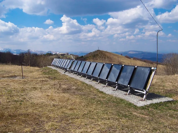 Varios Paneles Solares Ubicados Alto Las Montañas Soleado Día Primavera —  Fotos de Stock