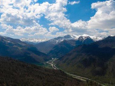 Güzel bahar peyzaj yüksek dağlarda