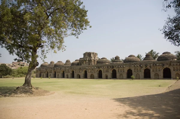 El establo del elefante en Hampi en Karnataka, India. Construido en el siglo XIV, albergaba los elefantes del rey. Es Patrimonio de la UNESCO. En la foto aquí está el establo y el enorme césped en frente — Foto de Stock