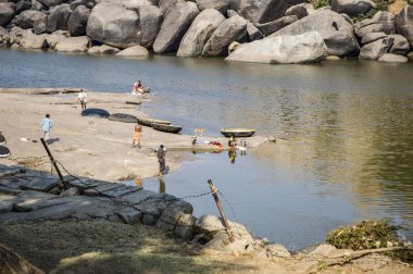 Yıkama insanlar ve giysilerini nehirde yıkayın. Hampi, Hindistan-Şubat 8, 2009