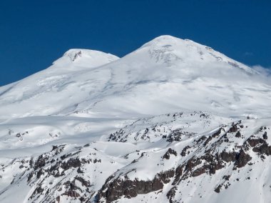 Elbruz Dağı karlı zirveleri parlak bulutsuz bir günde