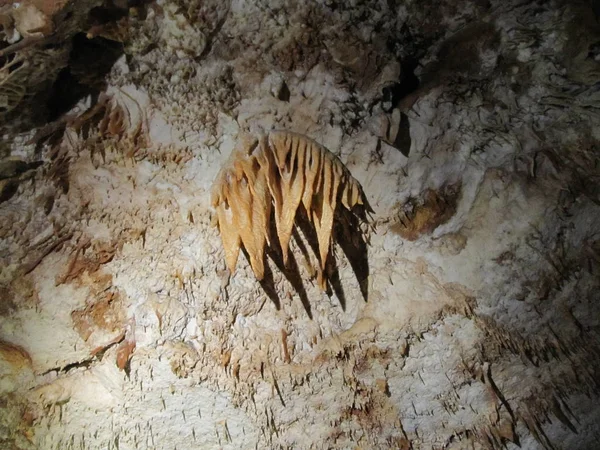 Sóbánya egy régi barlang természetes cseppkövek. — Stock Fotó