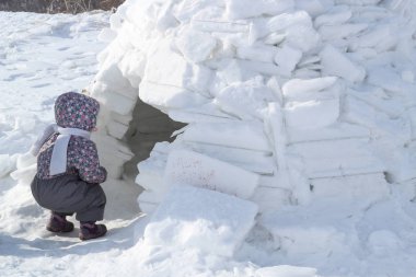 Çocuk Eskimolar Igloo ev görünüyor.