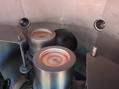 İki inç bakır ve titanyum hedefleri olan iki magnetron sputtering kaynakları