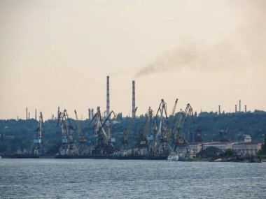 Hangi atmosferi kirleten bağlantı noktası, vinçler ve petrol rafinerisi borularının görünümü