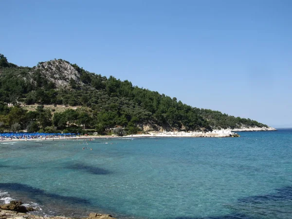 Het eiland Thassos, Griekenland. Het mooiste strand in Griekenland met een blauwe vlag. — Stockfoto