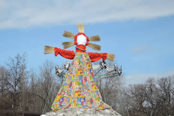 Grote pop - symbool van pannenkoeken week, scarecrow voor het branden als symbool van het einde van de winter en voorjaar komen. — Stockfoto