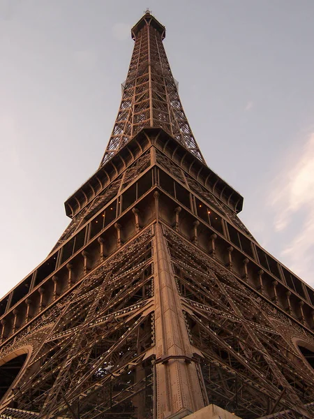 Tour Eiffel isolée au-dessus du ciel bleu au coucher du soleil — Photo