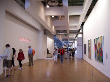 Paris, Fransa-Ağustos 07, 2009: Fuar Pompidou Müzesi salonlarında