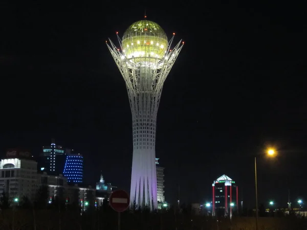 Natt ögonblicksbild. Baiterek. Astana. Nursultan. Kazakstan, Nursultan, Astana-18 mars 2011 — Stockfoto