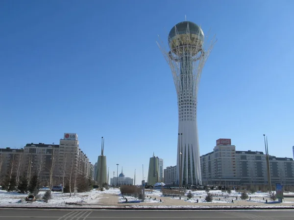 Astana, Kazakstan - 19 mars 2011: utsikt över det berömda Baiterek-tornet på boulevarden Nurzhol i centrum av Astana. Tornet är turistattraktion populära med utländska besökarna och de infödda kazaker — Stockfoto