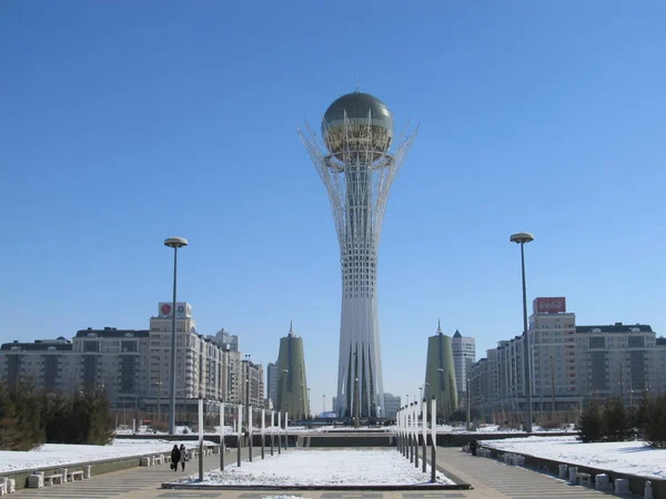 Nursultan, KAZAKHSTAN - 19 de março de 2011: Vista da famosa torre Baiterek na Nurzhol Boulevard, no centro de Nursultan Astana  . — Fotografia de Stock