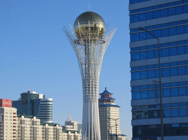 Nursultan, Kazakstan - 19 mars 2011: utsikt över det berömda Baiterek-tornet — Stockfoto