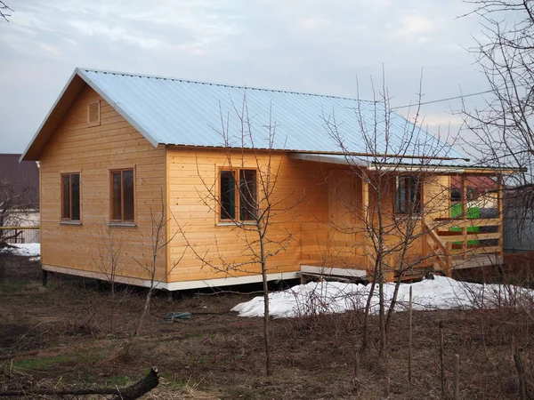 Nouvelle maison en bois construite au début du printemps — Photo