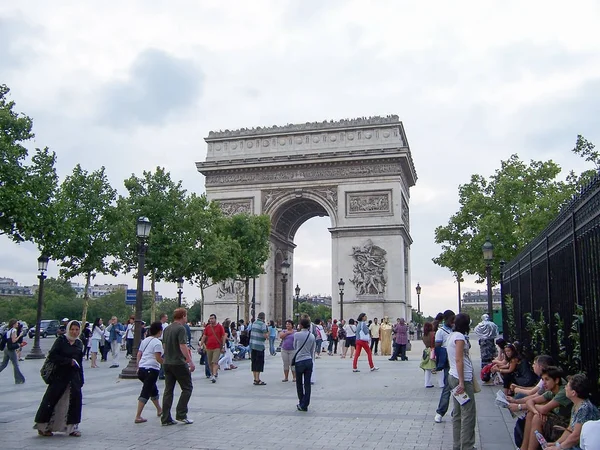 Париж, Франція-07 серпня 2009: натовп туристів і городян, що йдуть біля Тріумфальної арки Парижа Єлисейських полів — стокове фото