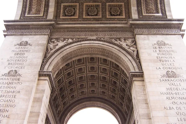 Ширококутний постріл паризьких арки під — стокове фото