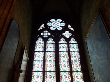 Paris, Fransa - 06 Ağustos 2009: Notre Dame de Paris katedralinin koyu iç renkli vitray pencere