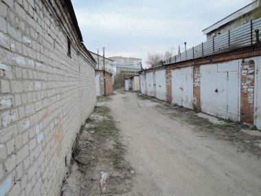 Rusya'da kapalı metalik kapılar ile eski beton garajlar tipik kompleksi. perspektif ile garajlar aracılığıyla driveway yol
