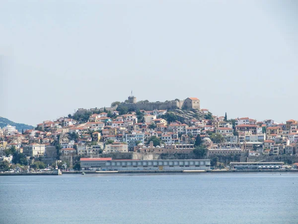 Hermosa vista desde el mar a la ciudad en la isla y la antigua fortaleza — Foto de Stock