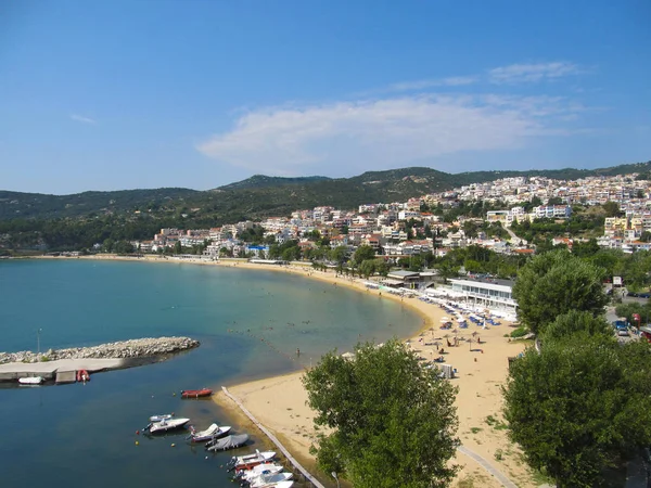 Hermosa costa en una isla griega con una playa —  Fotos de Stock