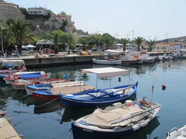 Creece, Kavala - 10 de septiembre de 2014. paisaje urbano - Pequeños barcos griegos amarrados a la orilla — Foto de Stock