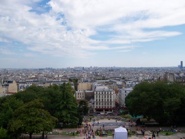 yaz günü Sacre Coeur Bazilikası dağlardan Paris görünümü