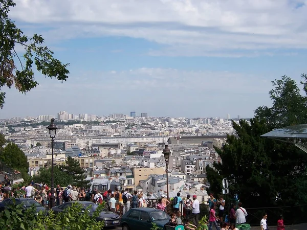 Вид на Париж з гори САГК Кер і багато туристів на оглядовий майданчик. 05 серпня 2009, Париж, Франція, Європа. — стокове фото