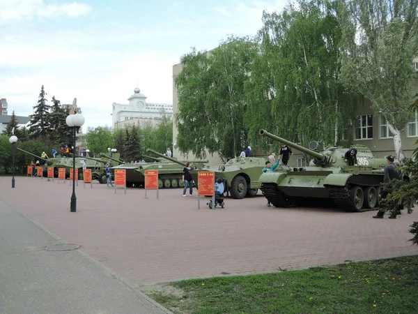 PENZA, RUSSIA - May 08, 2017: Tanks near the military enrecrument office, Penza. На табличке написаны тактико-технические резервуары — стоковое фото