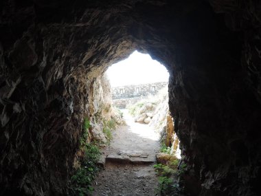 Fortezza kale, Rethymno Yunan kenti kayalık bir mağara nın içinden görünümü. Paleokastro Tepesi. Mağara.