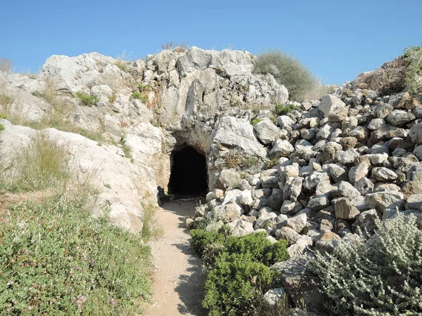 Entrada para o edifício com pedras na fortaleza de Fortezza, a cidade grega de Rethymnon. Colina Paliokastro. Caverna . — Fotografia de Stock