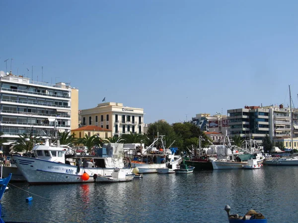 Řecko, Kavala-Sertember 10, 2014. Malé řecké čluny kotvíné ke břehu — Stock fotografie